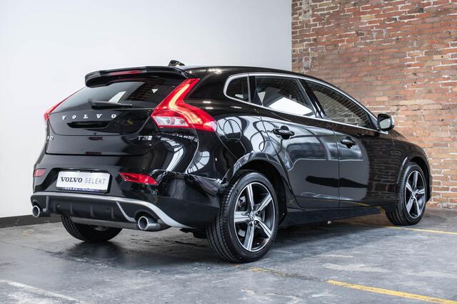 Volvo V40 T3 R-Design | Parkeercamera | Navigatie | Parkeersensoren voor + achter | Stoelverwarming | 17'' Lichtmetalen velgen | Dealer onderhouden | Trekhaak | All Season banden |