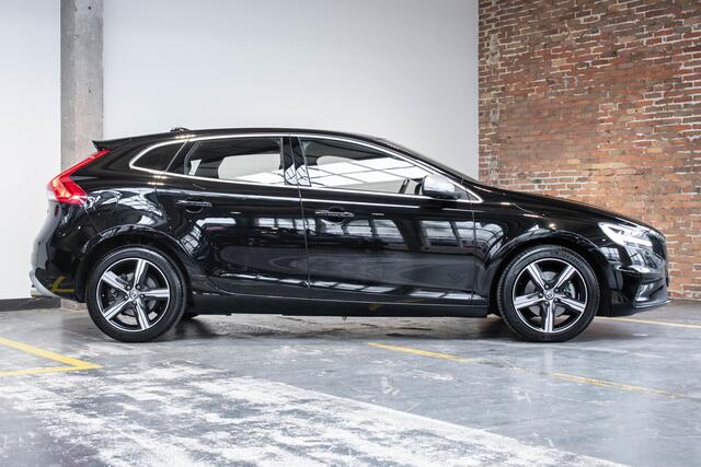 Volvo V40 T3 R-Design | Parkeercamera | Navigatie | Parkeersensoren voor + achter | Stoelverwarming | 17'' Lichtmetalen velgen | Dealer onderhouden | Trekhaak | All Season banden |