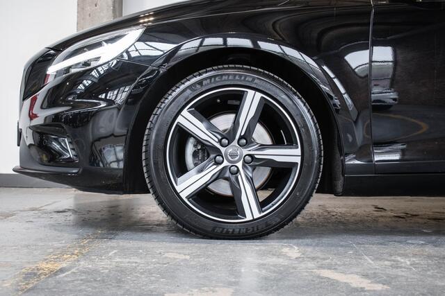 Volvo V40 T3 R-Design | Parkeercamera | Navigatie | Parkeersensoren voor + achter | Stoelverwarming | 17'' Lichtmetalen velgen | Dealer onderhouden | Trekhaak | All Season banden |