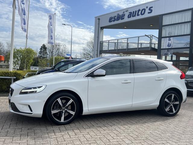 Volvo V40 1.5 T3 Automaat R-Design Polar + Sport Panoramadak Navigatie Camera Harman Kardon Audio Keyless Entry Led Koplampen Stoelverwarming Extra Getint Glas NL Auto