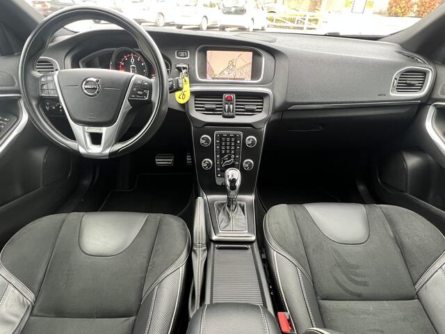 Volvo V40 1.5 T3 Automaat R-Design Polar + Sport Panoramadak Navigatie Camera Harman Kardon Audio Keyless Entry Led Koplampen Stoelverwarming Extra Getint Glas NL Auto
