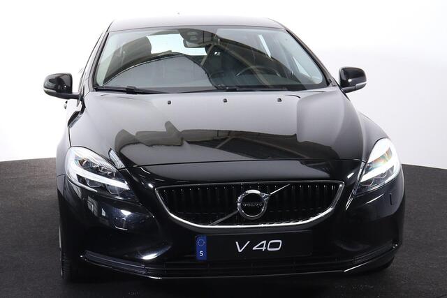 Volvo V40 T2 Nordic+ - Automaat - Parkeerverwarming - LED-koplampen - Navigatie - Verwarmbare voorstoelen - Verwarmbare voorruit - Trekhaak afneembaar