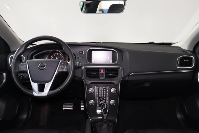 Volvo V40 T2 Nordic+ - Automaat - Parkeerverwarming - LED-koplampen - Navigatie - Verwarmbare voorstoelen - Verwarmbare voorruit - Trekhaak afneembaar