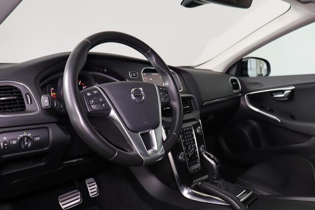 Volvo V40 T2 Nordic+ - Automaat - Parkeerverwarming - LED-koplampen - Navigatie - Verwarmbare voorstoelen - Verwarmbare voorruit - Trekhaak afneembaar