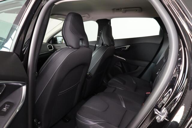 Volvo V40 T2 Nordic+ - Automaat - Parkeerverwarming - LED-koplampen - Navigatie - Verwarmbare voorstoelen - Verwarmbare voorruit - Trekhaak afneembaar