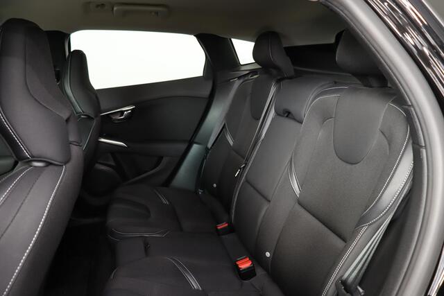 Volvo V40 T2 Nordic+ - Automaat - Parkeerverwarming - LED-koplampen - Navigatie - Verwarmbare voorstoelen - Verwarmbare voorruit - Trekhaak afneembaar