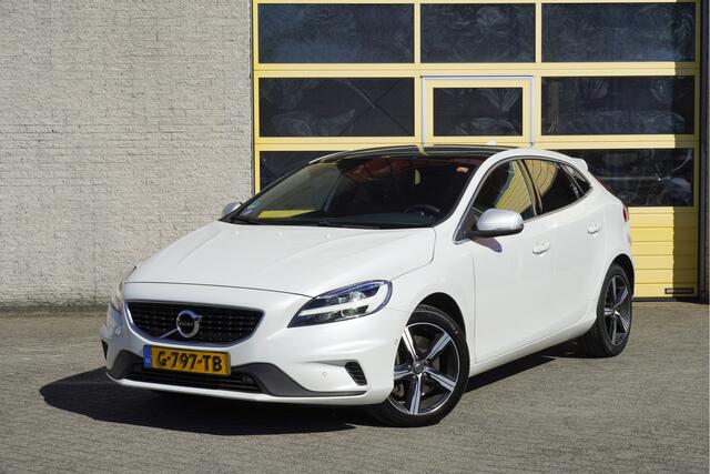 Volvo V40 1.5 T3 153PK Automaat! R-Design Polar+ Sport BJ2019 Lmv 17" | Led V+A | Pdc | Keyless entry | Panoramadak | Trekhaak | Achteruitrijcamera | Navi | Climate control | Cruise control | Verwarmde voorstoelen | Zwarte hemel | Harman/Kardon Audio