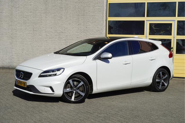 Volvo V40 1.5 T3 153PK Automaat! R-Design Polar+ Sport BJ2019 Lmv 17" | Led V+A | Pdc | Keyless entry | Panoramadak | Trekhaak | Achteruitrijcamera | Navi | Climate control | Cruise control | Verwarmde voorstoelen | Zwarte hemel | Harman/Kardon Audio