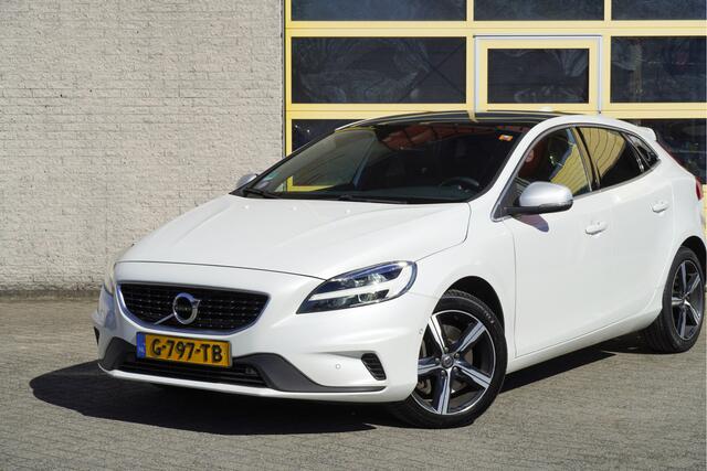 Volvo V40 1.5 T3 153PK Automaat! R-Design Polar+ Sport BJ2019 Lmv 17" | Led V+A | Pdc | Keyless entry | Panoramadak | Trekhaak | Achteruitrijcamera | Navi | Climate control | Cruise control | Verwarmde voorstoelen | Zwarte hemel | Harman/Kardon Audio