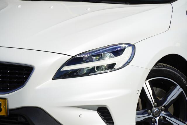 Volvo V40 1.5 T3 153PK Automaat! R-Design Polar+ Sport BJ2019 Lmv 17" | Led V+A | Pdc | Keyless entry | Panoramadak | Trekhaak | Achteruitrijcamera | Navi | Climate control | Cruise control | Verwarmde voorstoelen | Zwarte hemel | Harman/Kardon Audio