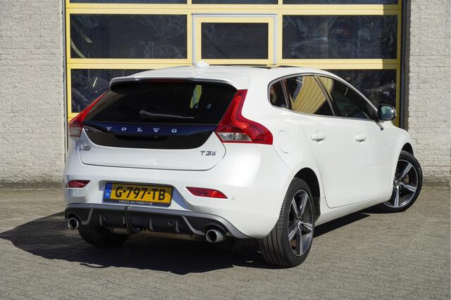 Volvo V40 1.5 T3 153PK Automaat! R-Design Polar+ Sport BJ2019 Lmv 17" | Led V+A | Pdc | Keyless entry | Panoramadak | Trekhaak | Achteruitrijcamera | Navi | Climate control | Cruise control | Verwarmde voorstoelen | Zwarte hemel | Harman/Kardon Audio
