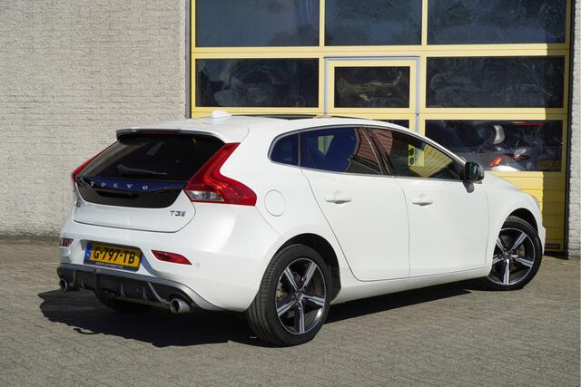 Volvo V40 1.5 T3 153PK Automaat! R-Design Polar+ Sport BJ2019 Lmv 17" | Led V+A | Pdc | Keyless entry | Panoramadak | Trekhaak | Achteruitrijcamera | Navi | Climate control | Cruise control | Verwarmde voorstoelen | Zwarte hemel | Harman/Kardon Audio