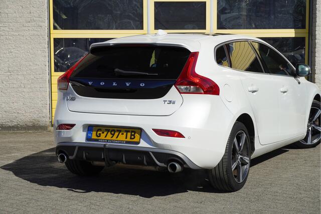 Volvo V40 1.5 T3 153PK Automaat! R-Design Polar+ Sport BJ2019 Lmv 17" | Led V+A | Pdc | Keyless entry | Panoramadak | Trekhaak | Achteruitrijcamera | Navi | Climate control | Cruise control | Verwarmde voorstoelen | Zwarte hemel | Harman/Kardon Audio
