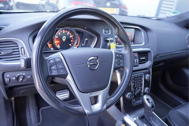 Volvo V40 1.5 T3 153PK Automaat! R-Design Polar+ Sport BJ2019 Lmv 17" | Led V+A | Pdc | Keyless entry | Panoramadak | Trekhaak | Achteruitrijcamera | Navi | Climate control | Cruise control | Verwarmde voorstoelen | Zwarte hemel | Harman/Kardon Audio