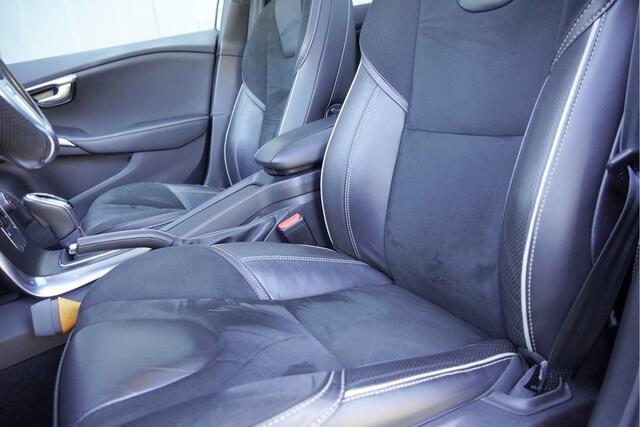 Volvo V40 1.5 T3 153PK Automaat! R-Design Polar+ Sport BJ2019 Lmv 17" | Led V+A | Pdc | Keyless entry | Panoramadak | Trekhaak | Achteruitrijcamera | Navi | Climate control | Cruise control | Verwarmde voorstoelen | Zwarte hemel | Harman/Kardon Audio