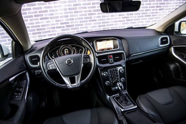 Volvo V40 1.5 T2 Polar+ | Automaat | Stoelverwarming | Navigatie | LED koplampen | Parkeersensoren Achter | Climate Control | Cruise Control | Volvo On Call | 16 inch velgen | Regensensor |
