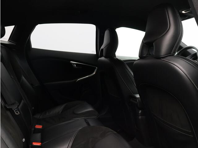 Volvo V40 T5 245pk R-Design / Stoel+voorruitverwarming / Park assist v+a+camera / Privacy glass / 19" Artio / Elektr. bed. stoelen