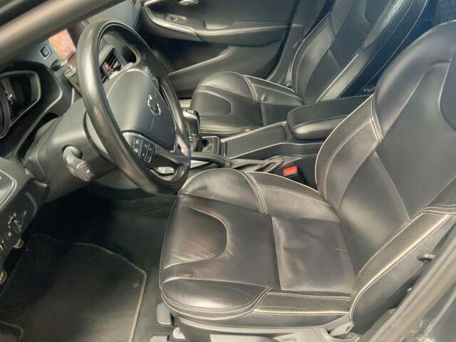 Volvo V40 2.0 T4 Business Sport | Trekhaak | Standkachel | Panoramadak | Keyless entry/start | DAB | Stoelverwarming | Parkeercamera | Volvo on Call | High Performance Audio |
