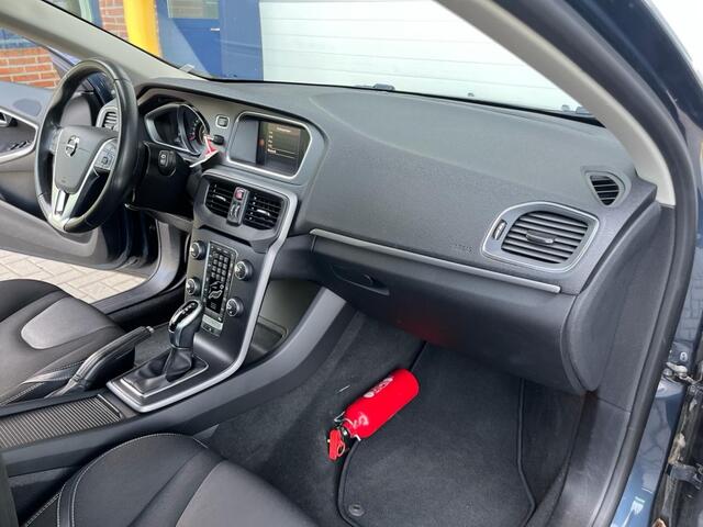 Volvo V40 1.5 T2 122PK Momentum LED/NAVI/PDV Voor en achter
