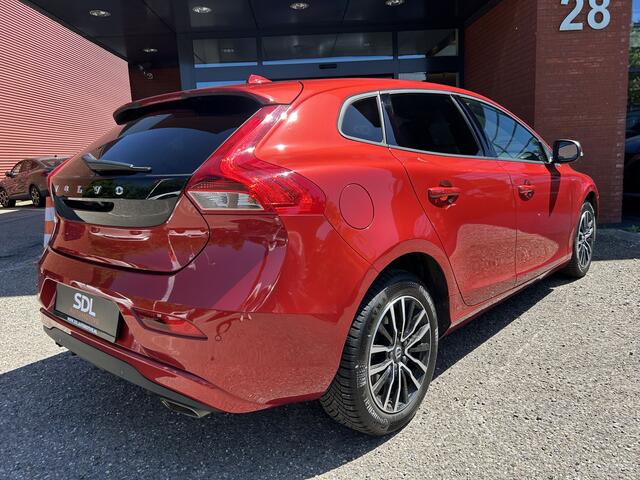 Volvo V40 1.5 T2 Polar+ // MEMORY SEAT // DODEHOEKDETECTIE // LEDER // FULL LED // NAVI // CAMERA // STOELVERWARMING // PDC V+A