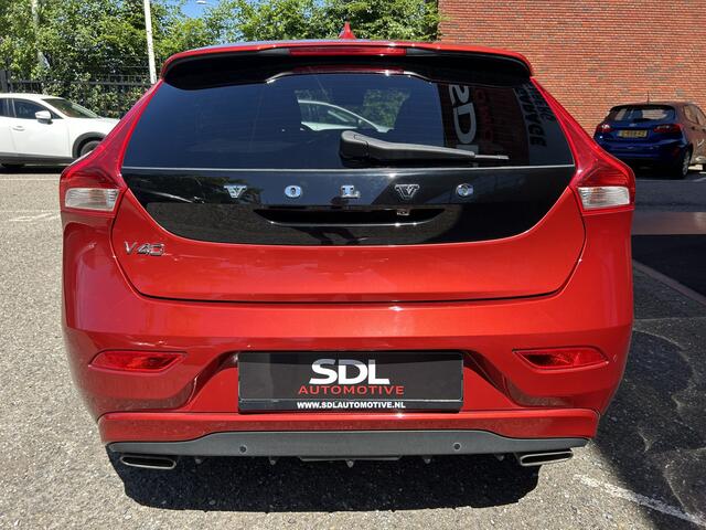 Volvo V40 1.5 T2 Polar+ // MEMORY SEAT // DODEHOEKDETECTIE // LEDER // FULL LED // NAVI // CAMERA // STOELVERWARMING // PDC V+A