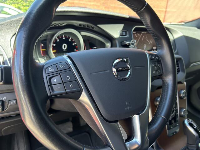 Volvo V40 1.5 T2 Polar+ // MEMORY SEAT // DODEHOEKDETECTIE // LEDER // FULL LED // NAVI // CAMERA // STOELVERWARMING // PDC V+A