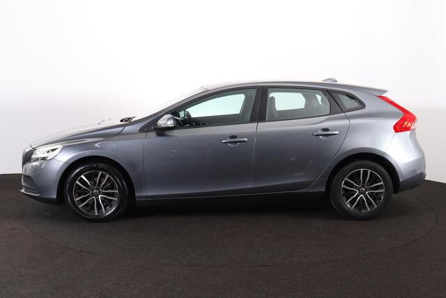 Volvo V40 T2 Nordic+ - Parkeerverwarming - LED-koplampen - Parkeersensoren achter - Verwarmde voorstoelen - Volvo On Call - Navigatie - High performance audio - 16' LMV