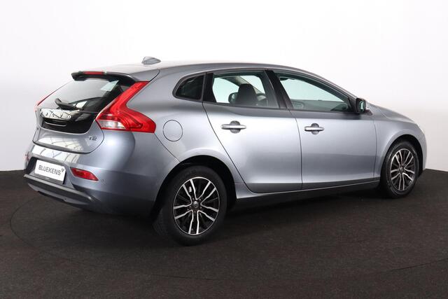 Volvo V40 T2 Nordic+ - Parkeerverwarming - LED-koplampen - Parkeersensoren achter - Verwarmde voorstoelen - Volvo On Call - Navigatie - High performance audio - 16' LMV