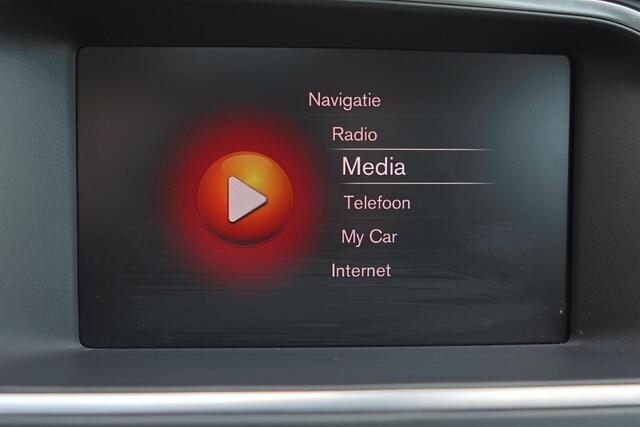 Volvo V40 T2 Nordic+ - Parkeerverwarming - LED-koplampen - Parkeersensoren achter - Verwarmde voorstoelen - Volvo On Call - Navigatie - High performance audio - 16' LMV