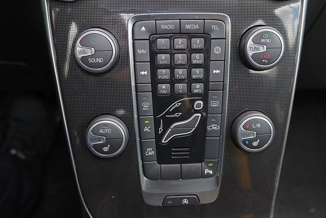 Volvo V40 T2 Nordic+ - Parkeerverwarming - LED-koplampen - Parkeersensoren achter - Verwarmde voorstoelen - Volvo On Call - Navigatie - High performance audio - 16' LMV