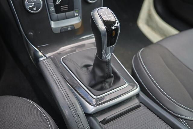Volvo V40 T2 Nordic+ - Parkeerverwarming - LED-koplampen - Parkeersensoren achter - Verwarmde voorstoelen - Volvo On Call - Navigatie - High performance audio - 16' LMV