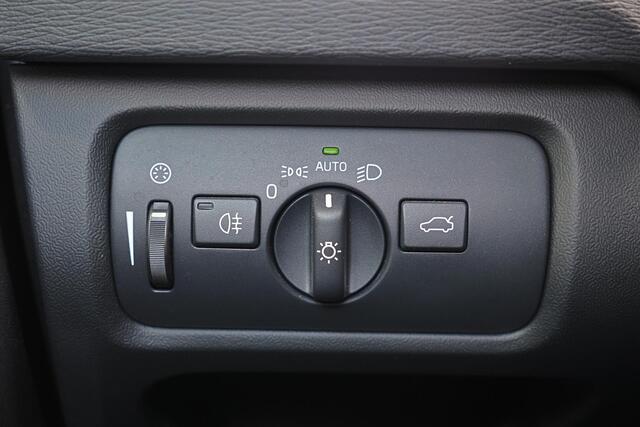 Volvo V40 T2 Nordic+ - Parkeerverwarming - LED-koplampen - Parkeersensoren achter - Verwarmde voorstoelen - Volvo On Call - Navigatie - High performance audio - 16' LMV