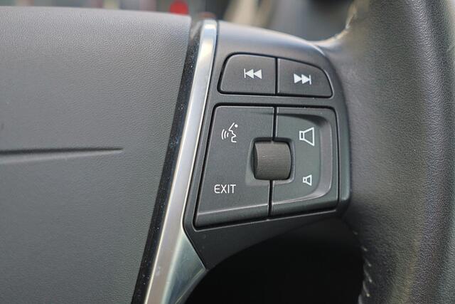 Volvo V40 T2 Nordic+ - Parkeerverwarming - LED-koplampen - Parkeersensoren achter - Verwarmde voorstoelen - Volvo On Call - Navigatie - High performance audio - 16' LMV