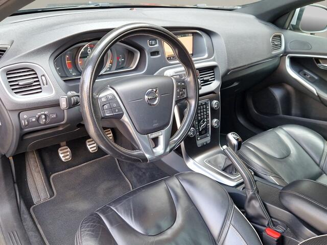 Volvo V40 2.0 T4 R-Design 190 PK Panodak - Trekhaak - NL Auto - Leer