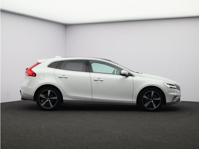 Volvo V40 T3 Automaat Polar+ Sport R-Design / Trekhaak / Adapt. cruise / Standkachel / Elektr. bed. stoelen / BLIS / Stoel+stuurwielverwarming