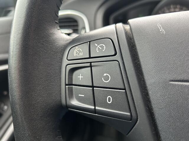 Volvo V40 2.0 T2 Nordic+ // LEDER // NAVI // CRUISE // CLIMA // PDC // TREKHAAK!!