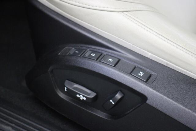 Volvo V40 1.5 T3 Nordic+ Automaat - Panorama, Navi, Camera, Leer, Memory, Stoelverw.