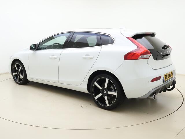 Volvo V40 T3 152PK Polar+ Sport / 18 inch velgen / H&K audio / Trekhaak / Panoramisch dak / Pdc camera / Bluetooth / Stoelverwarming.