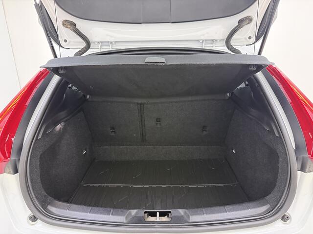 Volvo V40 T3 152PK Polar+ Sport / 18 inch velgen / H&K audio / Trekhaak / Panoramisch dak / Pdc camera / Bluetooth / Stoelverwarming.