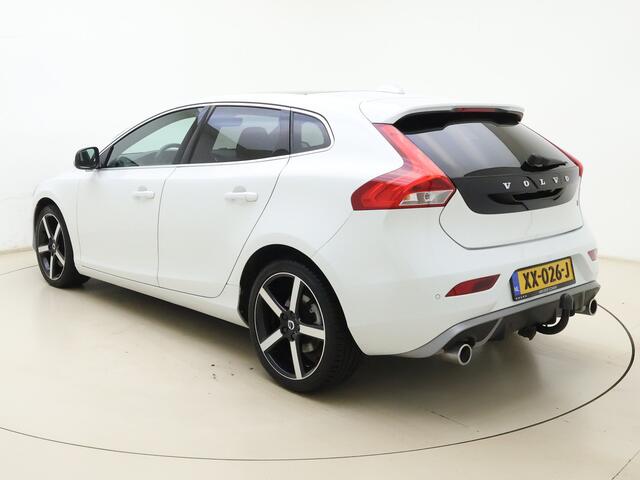 Volvo V40 T3 152PK Polar+ Sport / 18 inch velgen / H&K audio / Trekhaak / Panoramisch dak / Pdc camera / Bluetooth / Stoelverwarming.
