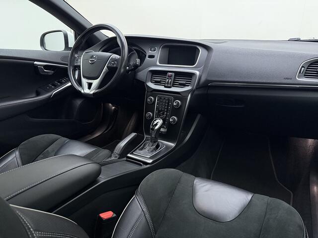 Volvo V40 T3 152PK Polar+ Sport / 18 inch velgen / H&K audio / Trekhaak / Panoramisch dak / Pdc camera / Bluetooth / Stoelverwarming.