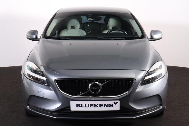 Volvo V40 T2 Momentum - Lederen bekleding - Harman Kardon audio - Parkeersensoren & Camera achter - LED verlichting - Cruise Control - Navigatie - 16 inch Markeb LMV - Licht- & regensensor - Multifunctioneel stuurwiel - Elektrisch inklapbare buitenspiegels - City Safety