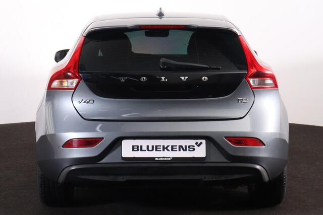 Volvo V40 T2 Momentum - Lederen bekleding - Harman Kardon audio - Parkeersensoren & Camera achter - LED verlichting - Cruise Control - Navigatie - 16 inch Markeb LMV - Licht- & regensensor - Multifunctioneel stuurwiel - Elektrisch inklapbare buitenspiegels - City Safety