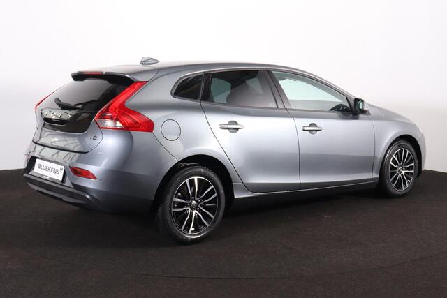 Volvo V40 T2 Momentum - Lederen bekleding - Harman Kardon audio - Parkeersensoren & Camera achter - LED verlichting - Cruise Control - Navigatie - 16 inch Markeb LMV - Licht- & regensensor - Multifunctioneel stuurwiel - Elektrisch inklapbare buitenspiegels - City Safety