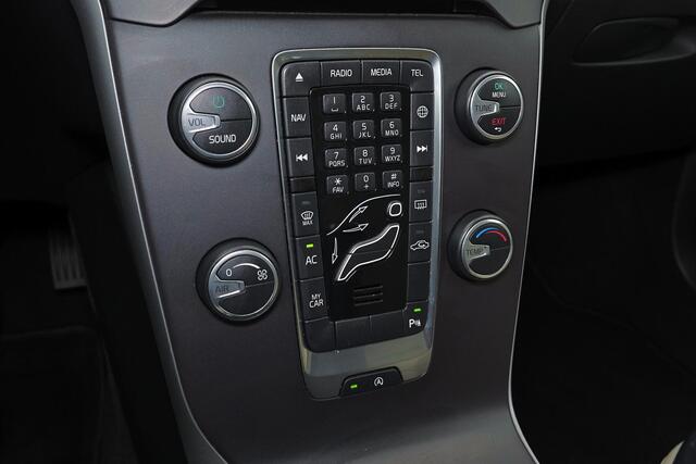 Volvo V40 T2 Momentum - Lederen bekleding - Harman Kardon audio - Parkeersensoren & Camera achter - LED verlichting - Cruise Control - Navigatie - 16 inch Markeb LMV - Licht- & regensensor - Multifunctioneel stuurwiel - Elektrisch inklapbare buitenspiegels - City Safety