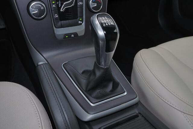 Volvo V40 T2 Momentum - Lederen bekleding - Harman Kardon audio - Parkeersensoren & Camera achter - LED verlichting - Cruise Control - Navigatie - 16 inch Markeb LMV - Licht- & regensensor - Multifunctioneel stuurwiel - Elektrisch inklapbare buitenspiegels - City Safety
