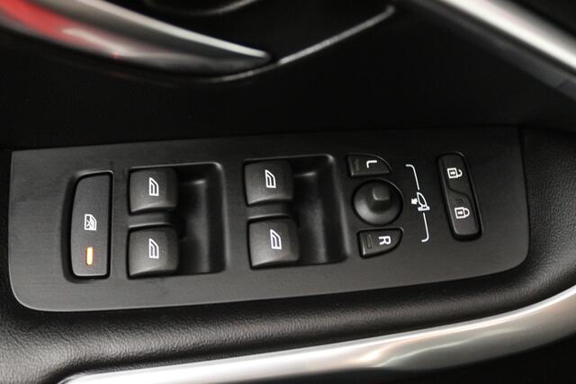 Volvo V40 2.0 T4 Business Sport (STOELVERWARMING, CRUISE CONTROL, NAVIGATIE, PARKEERSENSOREN)