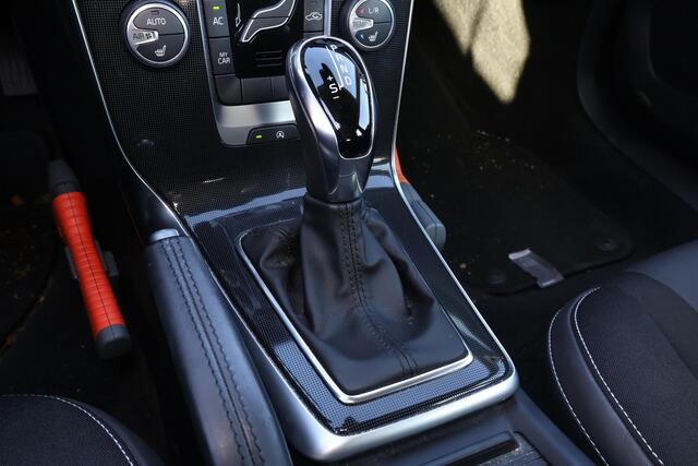 Volvo V40 T2 Edition Plus - AUTOMAAT - Verwarmde voorstoelen - Parkeersensoren achter - Volvo On Call - Cruise Control - Navigatie - 16' LMV
