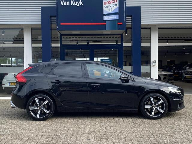 Volvo V40 2.0 T4 Business Sport / NL-Auto / Vol-Leder / Panodak / Stoelverwarming / Cruise-Control / Climate-Control / Keyless / LED / Radio-Bluetooth / Navi / PDC met Camera / 17'' LMV / ENZ. – foto 4