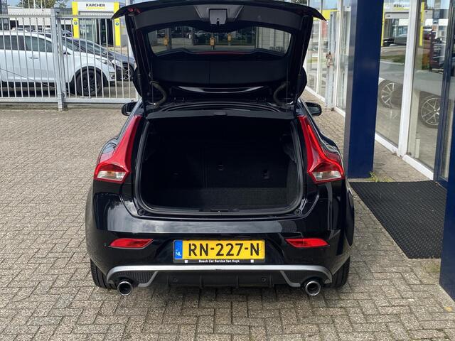 Volvo V40 2.0 T4 Business Sport / NL-Auto / Vol-Leder / Panodak / Stoelverwarming / Cruise-Control / Climate-Control / Keyless / LED / Radio-Bluetooth / Navi / PDC met Camera / 17'' LMV / ENZ. – foto 7
